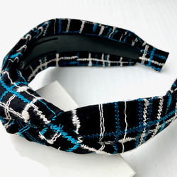 刺繍入りコットンの結びカチューシャ＜細め＞レトロチェック ブラック×ブルー 4枚目の画像