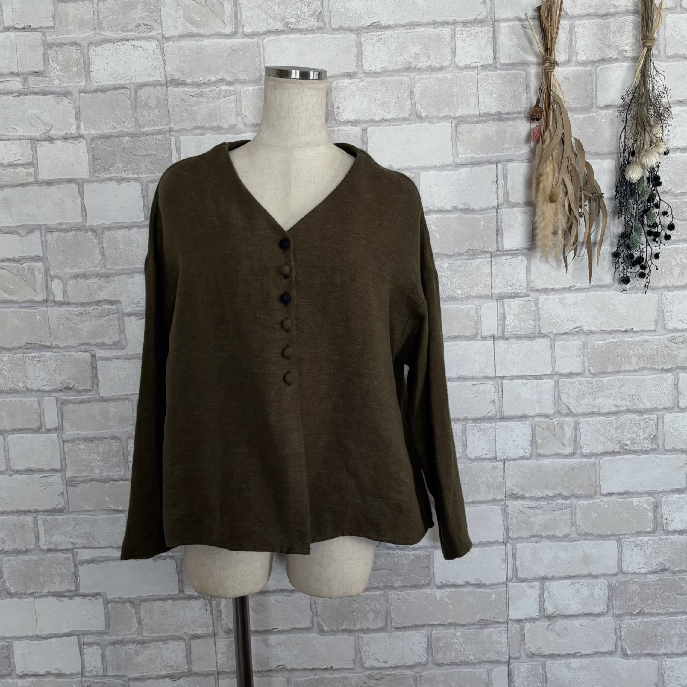 【受注制作】上質起毛リネン くるみボタントップス／オーバーサイズVネック 大人可愛い (フレンチカーキ)