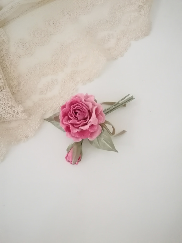 染め布花＊蕾つき薔薇のコサージュ 3枚目の画像