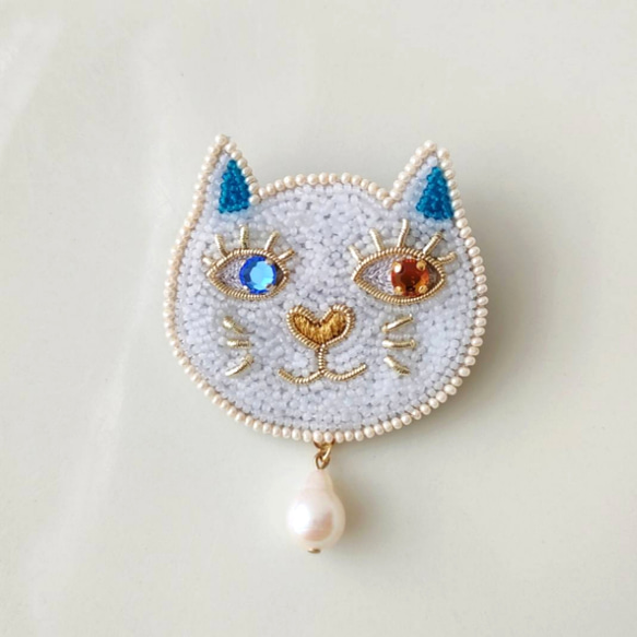 おしゃまな猫のブローチ オッドアイ オートクチュールビーズ刺繍 White odd-eyed cat brooch 1枚目の画像