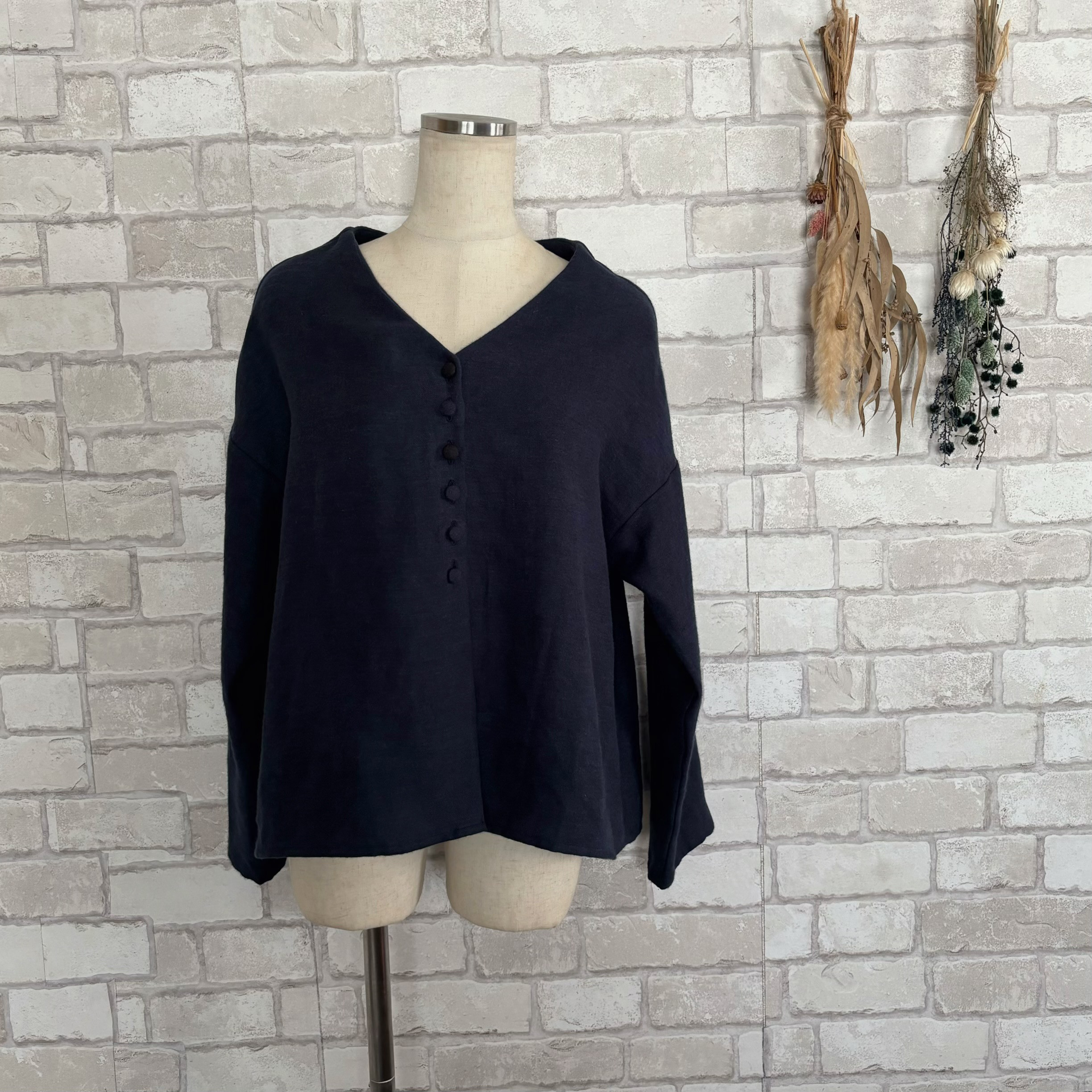 【受注制作】上質起毛リネン くるみボタントップス／オーバーサイズVネック 大人可愛い（ネイビー）