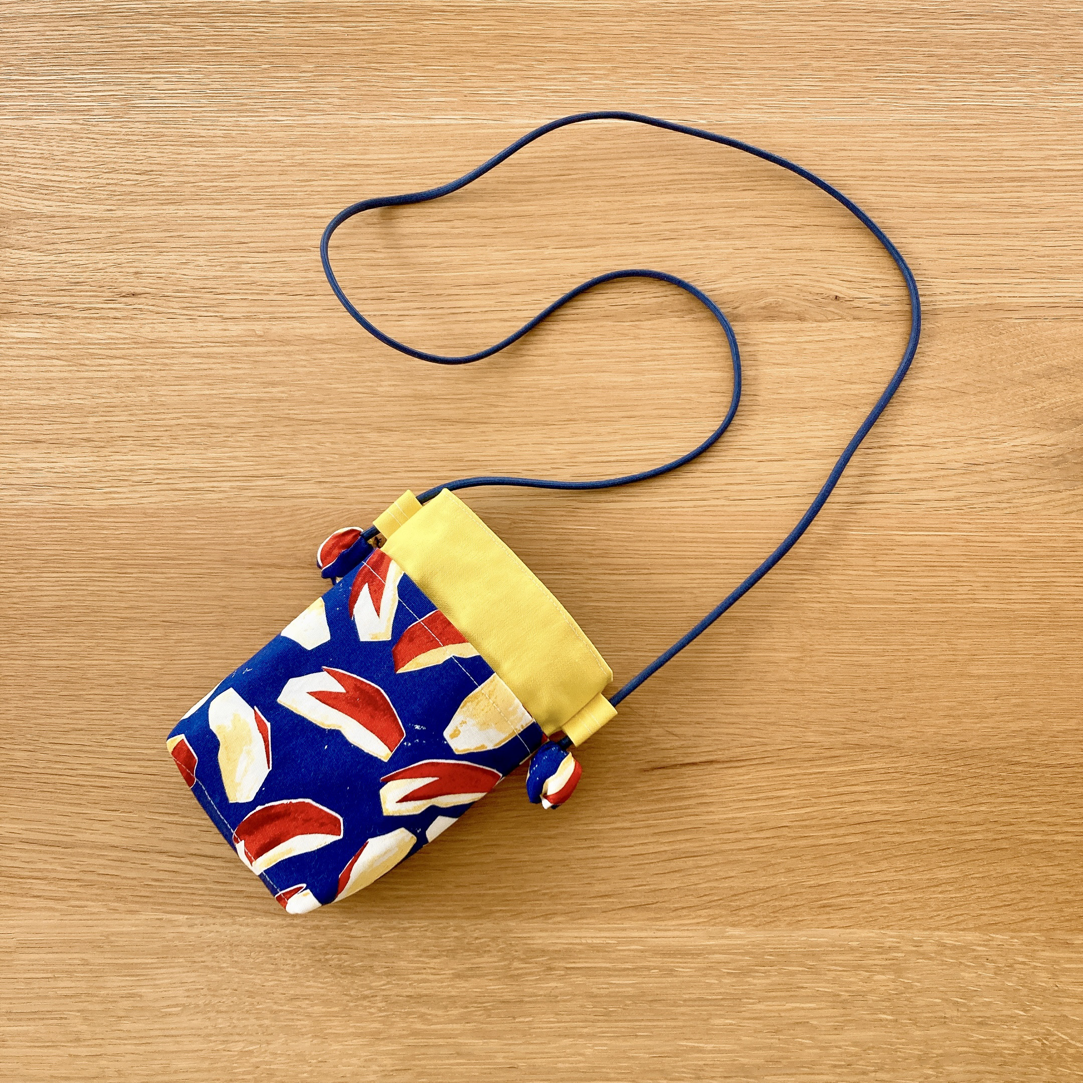 【Creema限定】うさぎりんごの布製スマホポシェット［イエロー］1点限り