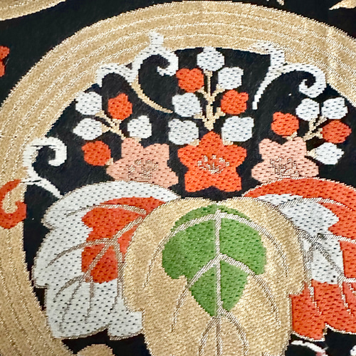 帯のタペストリー 漆黒に愛らしい花々と蝶 着物リメイク インテリア