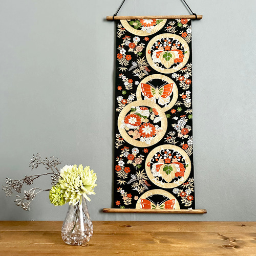 帯のタペストリー 漆黒に愛らしい花々と蝶 着物リメイク インテリア