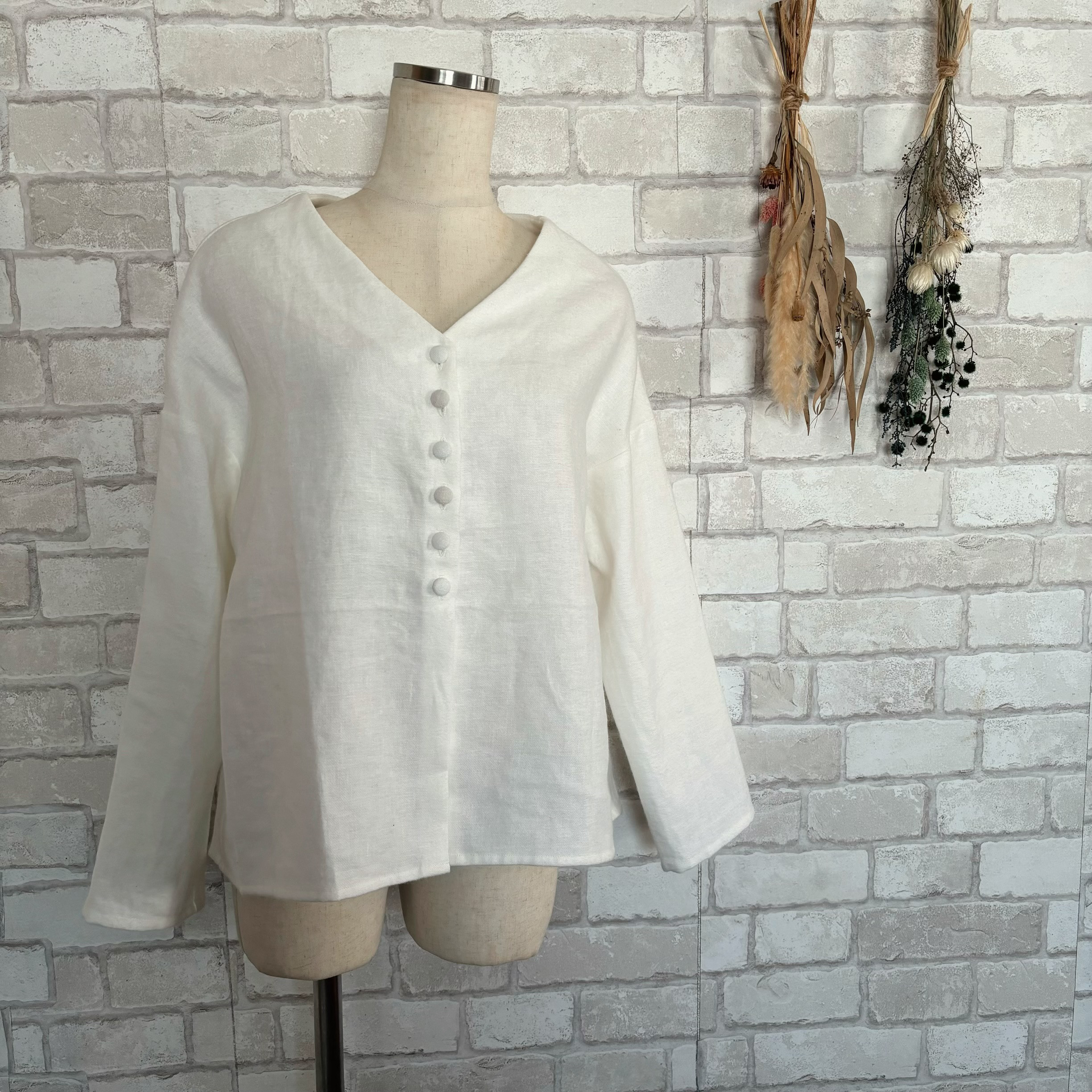 【上質起毛リネン100%】くるみボタントップス／オーバーサイズVネック 大人可愛い(オフホワイト)