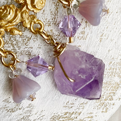 紫の花束　アメジストと薔薇のモチーフのネックレス 2枚目の画像