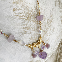紫の花束　アメジストと薔薇のモチーフのネックレス 1枚目の画像