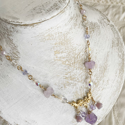 紫の花束　アメジストと薔薇のモチーフのネックレス 3枚目の画像