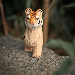 木彫りのトラ ライオン シマウマ ３点セット  バスウッド　置物 動物 ギフト　プレゼント　ギフトラッピング 2枚目の画像
