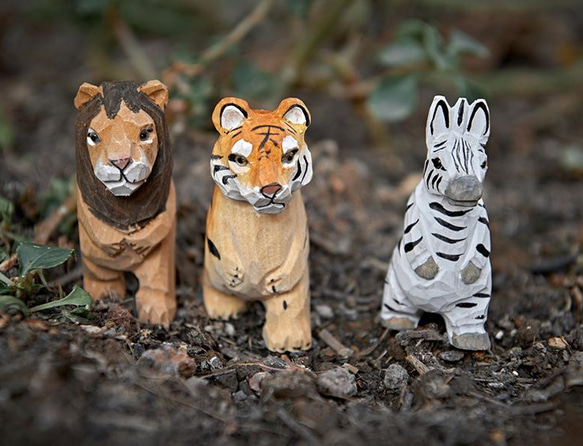 木彫りのトラ ライオン シマウマ ３点セット  バスウッド　置物 動物 ギフト　プレゼント　ギフトラッピング 10枚目の画像