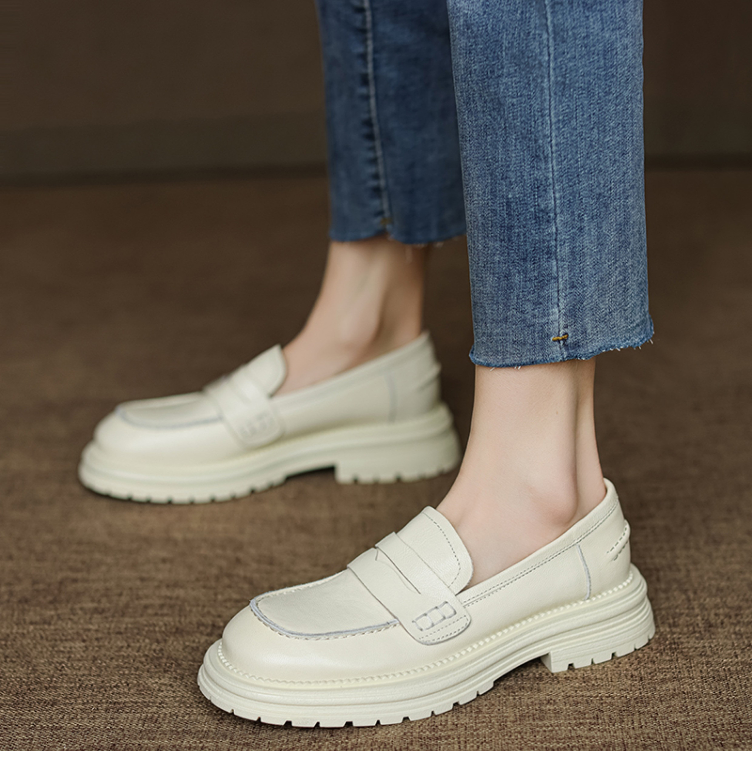 美脚効果抜群の個性的な厚底ヒールがお洒落。ローファー オペラパンプス 厚底 おでこ靴 シンプル 2025新作 本革