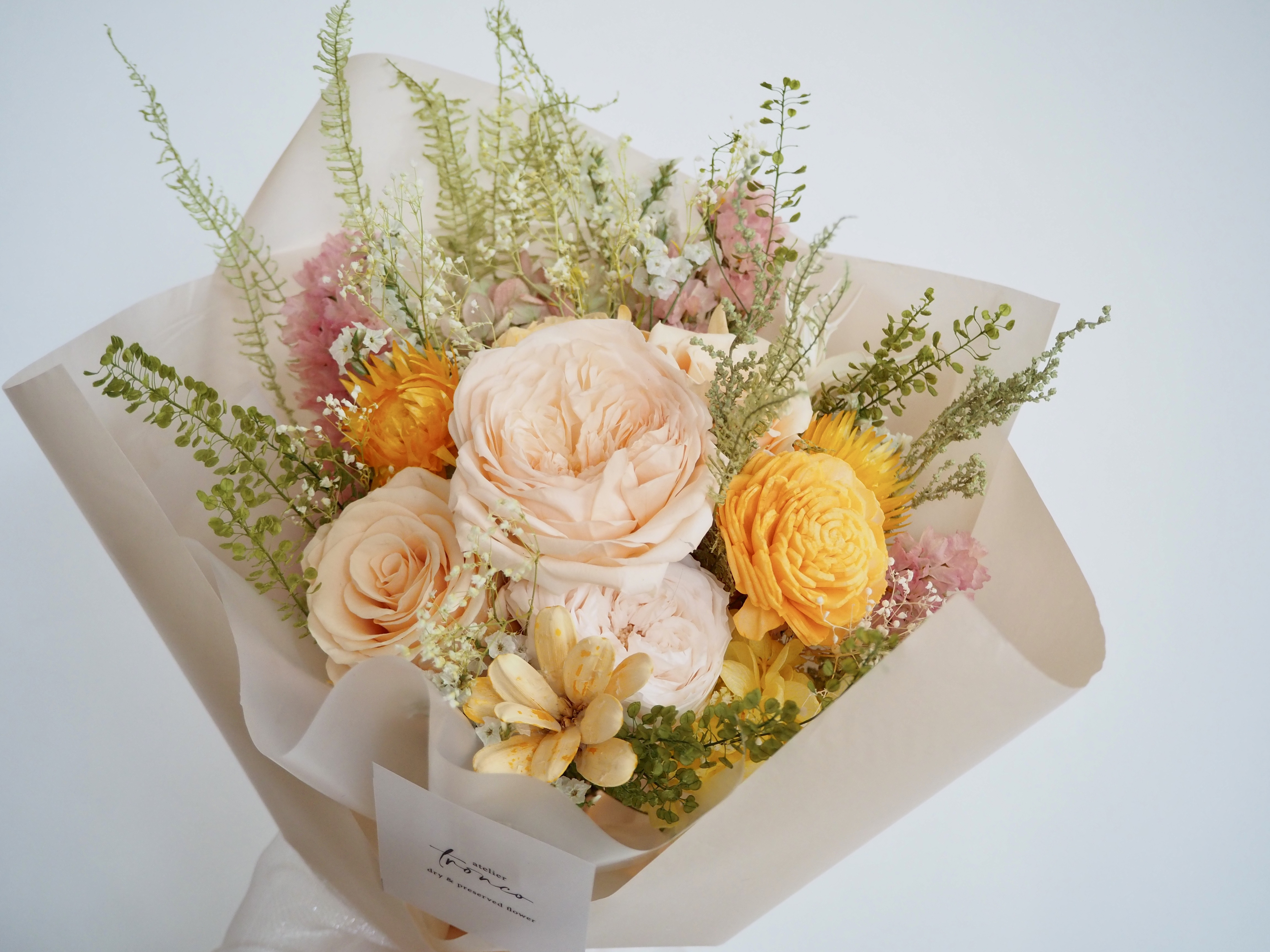 淡いピーチカラーのプリザーブドフラワー花束 bouquet