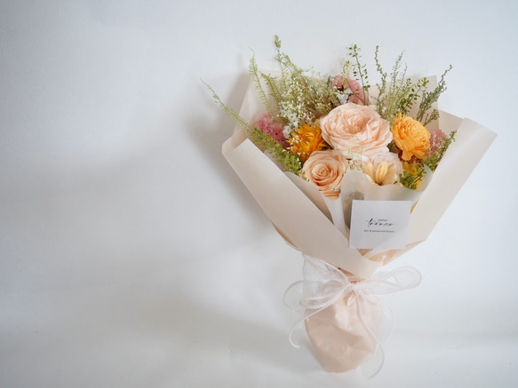 淡いピーチカラーのプリザーブドフラワー花束 bouquet 2枚目の画像
