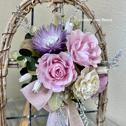 窓辺に花束を〜ピンクのローズとリボンが可愛いブーケ風アレンジメント 5枚目の画像