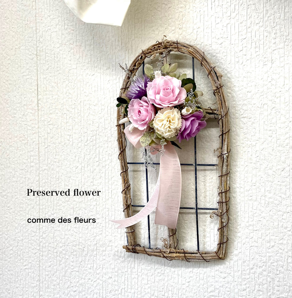 窓辺に花束を〜ピンクのローズとリボンが可愛いブーケ風アレンジメント 3枚目の画像