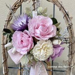 窓辺に花束を〜ピンクのローズとリボンが可愛いブーケ風アレンジメント 4枚目の画像