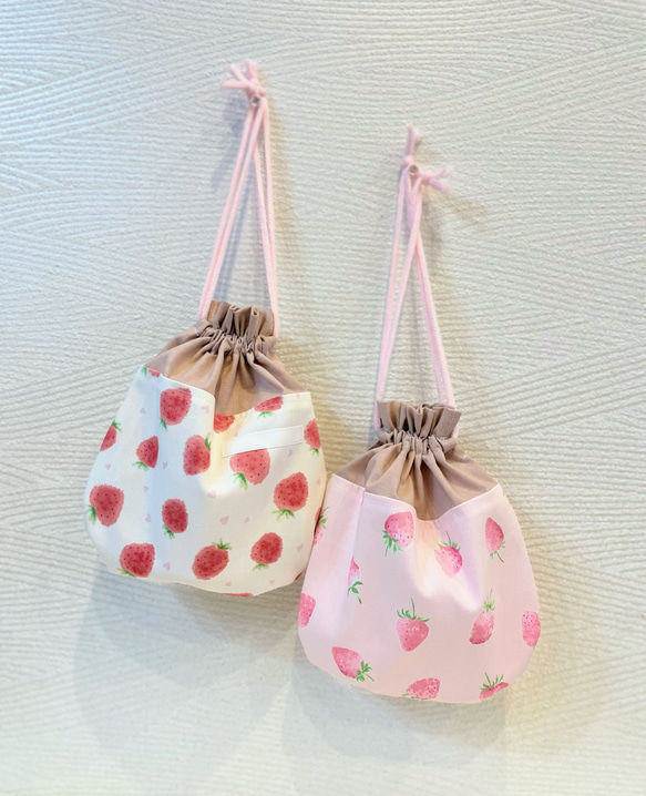 ころんとかわいいコップ袋　いちご柄　入園入学 3枚目の画像