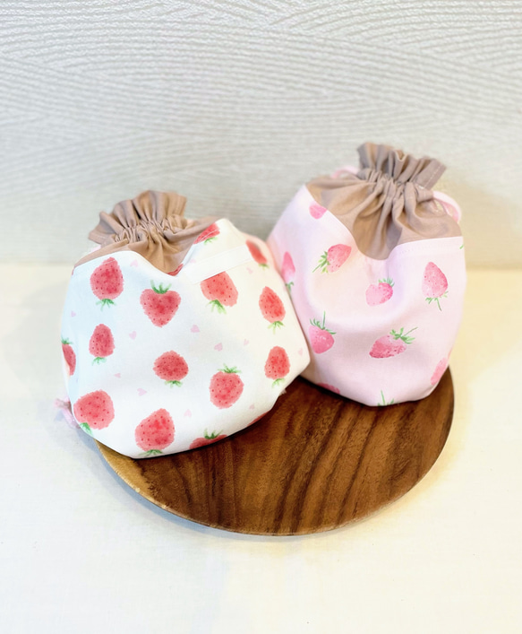 ころんとかわいいコップ袋　いちご柄　入園入学 1枚目の画像