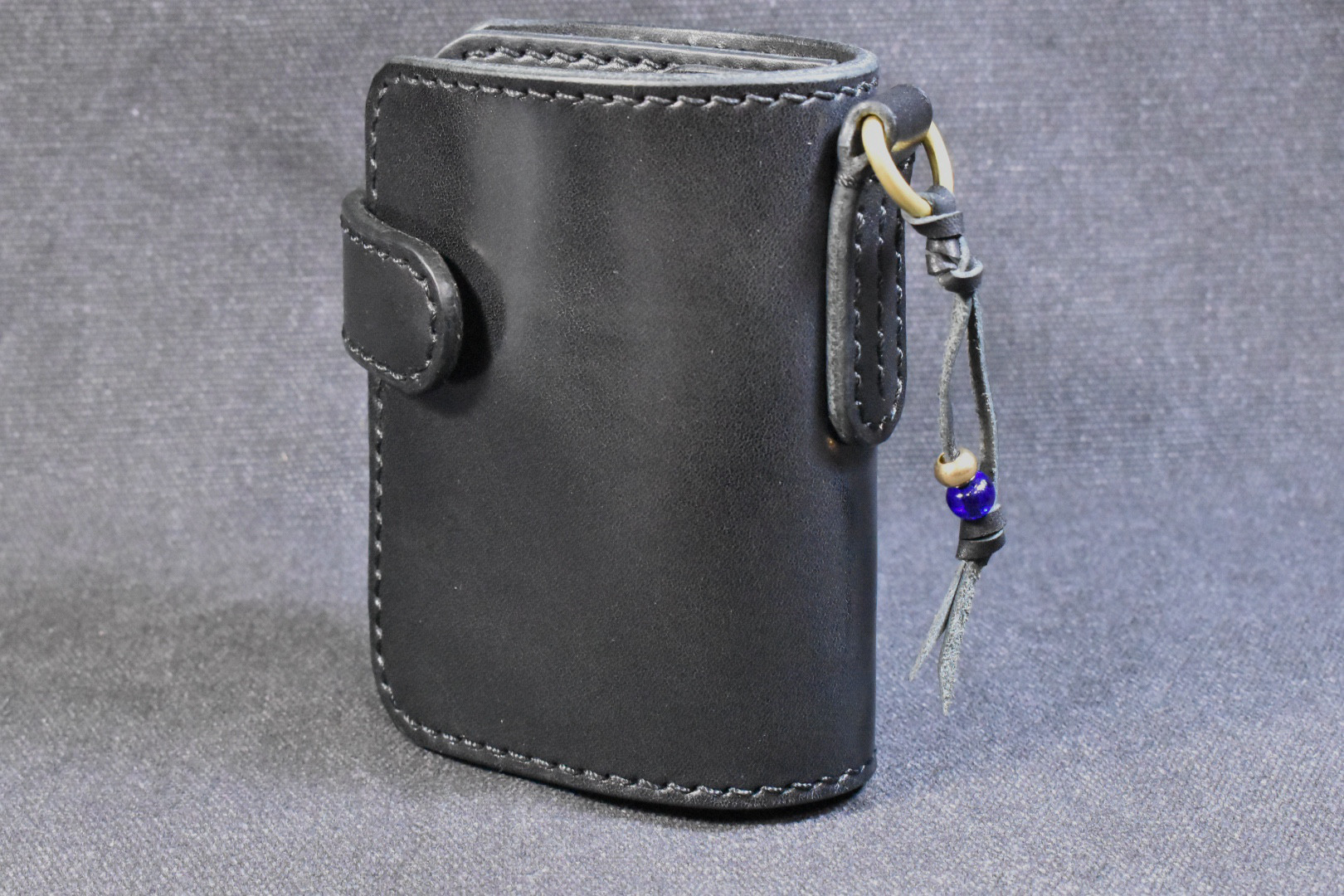栃木レザーブラック　手縫い　ショートウォレット　Dカンホルダー　開きどめフラップ
