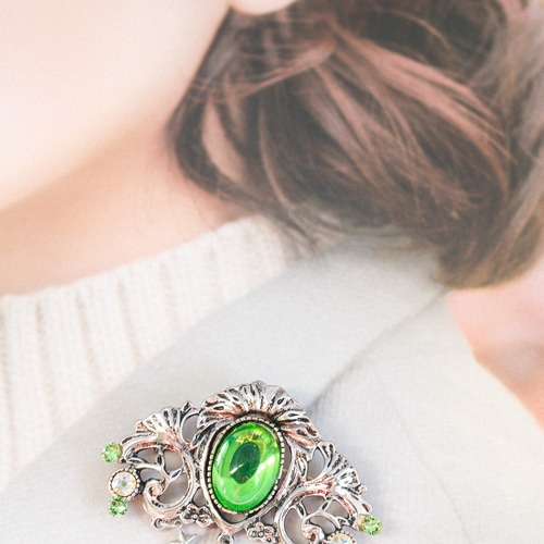 新緑の輝きを胸元に - あなただけの春・チェコヴィンテージガラスの