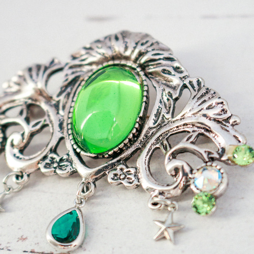 新緑の輝きを胸元に - あなただけの春・チェコヴィンテージガラスの