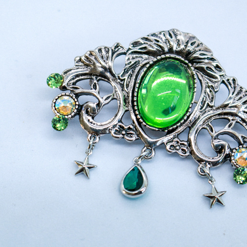 新緑の輝きを胸元に - あなただけの春・チェコヴィンテージガラスの