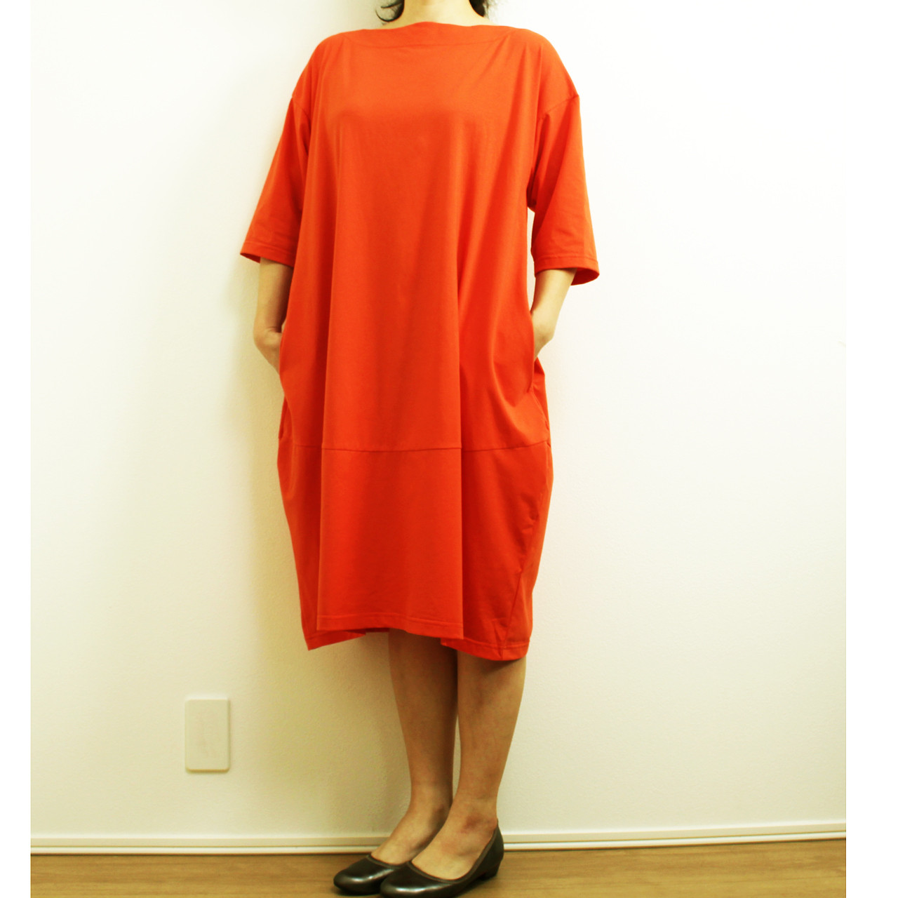 コクーンシルエットのリラックスワンピース　/　カット＆ソー　バーミリオンオレンジ