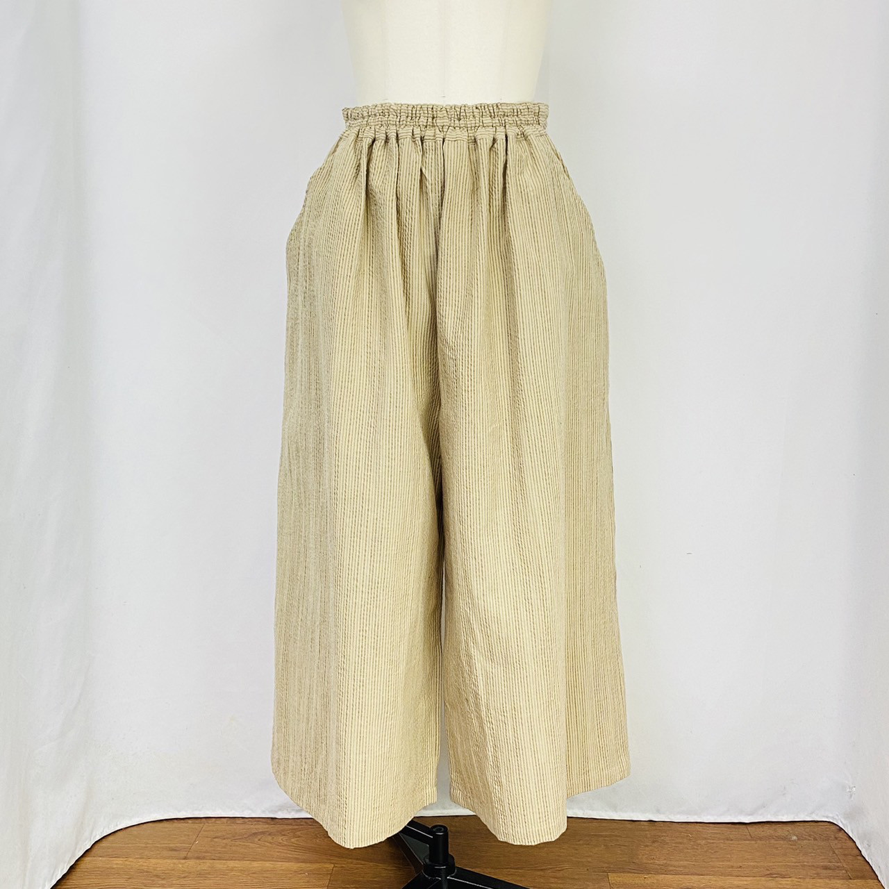 【遠州織物】ストレスフリーワイドパンツ（短丈）逆スラブストライプ　薄手　ベージュ系　オーガニックコットン