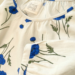 春季 *罌粟花圖案寬鬆長袖連身裙 *有口袋 *100%拉絨國產棉 *象牙色 x 藍色 第9張的照片