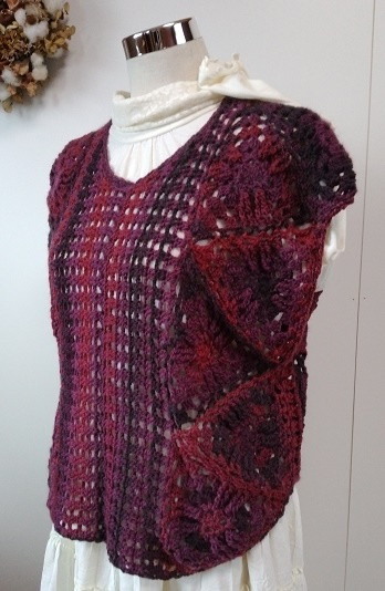 三角形のモチーフを11枚繋いだものを（2セット編んで）繋いだベスト～～！