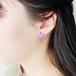 glass florets earrings -pansy- 2枚目の画像