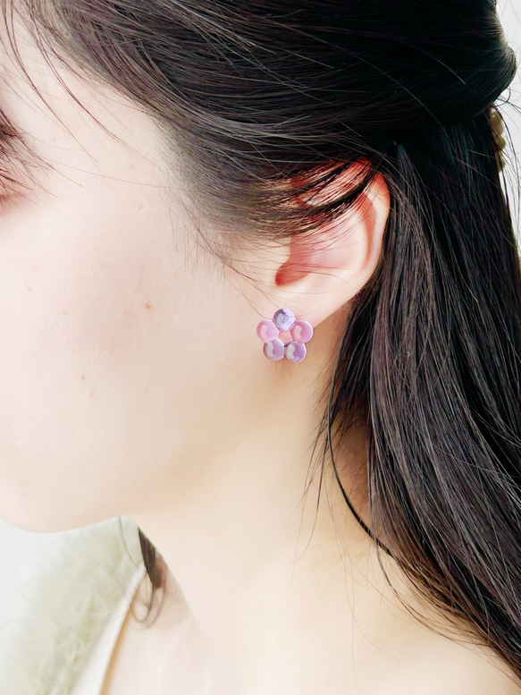 glass florets earrings -pansy- 2枚目の画像