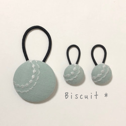 エメラルドグリーンハイビスカス☆手刺繍☆2.7センチくるみボタンヘアゴム2点 エメラルドグリーンハイビスカス☆手刺繍☆2.7センチくるみボタン