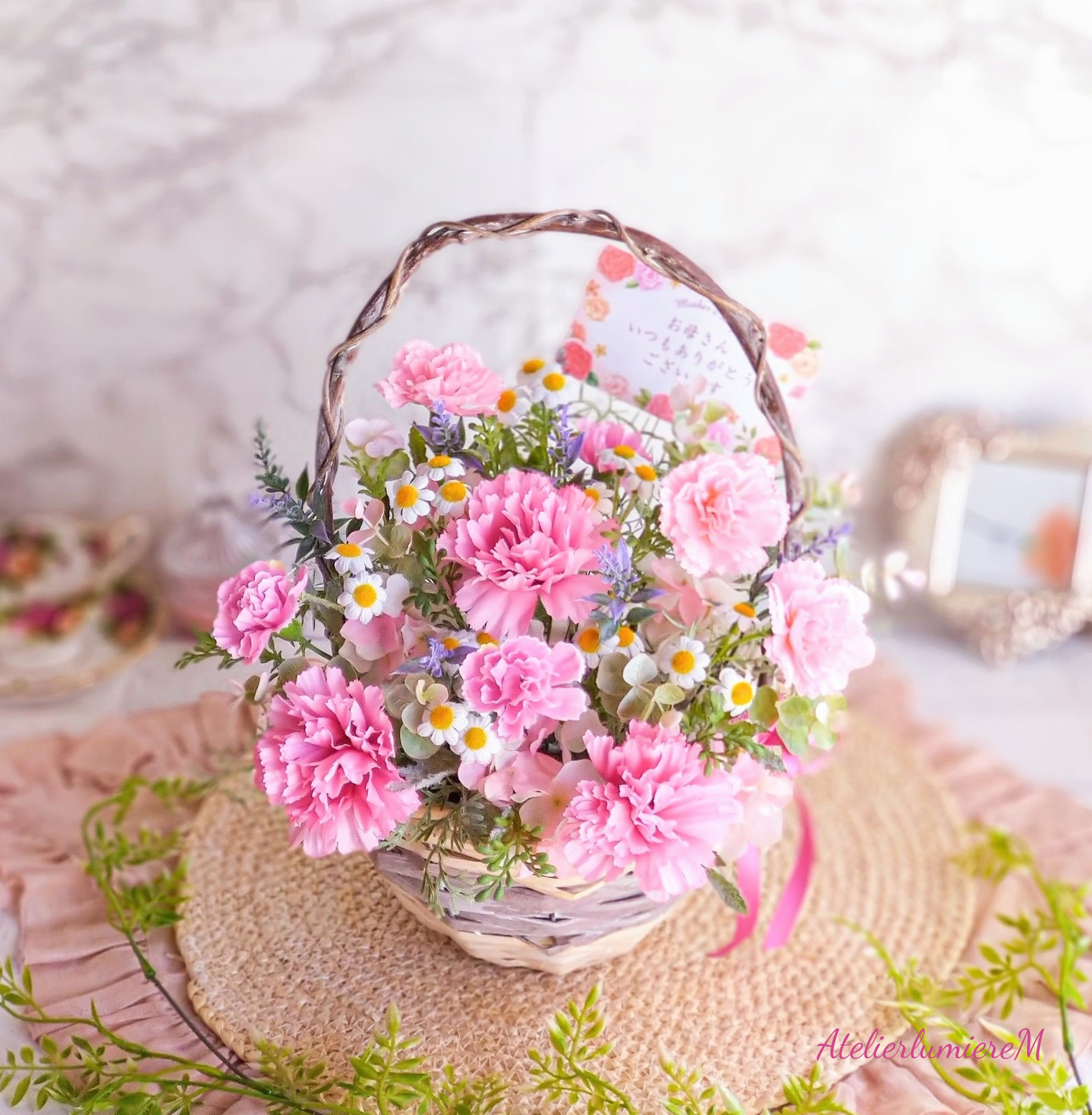 母の日のカーネーションとカモミールの華やかなバスケットアレンジ♡可愛くて華やかで人気作品♡Creemaで母の日♡
