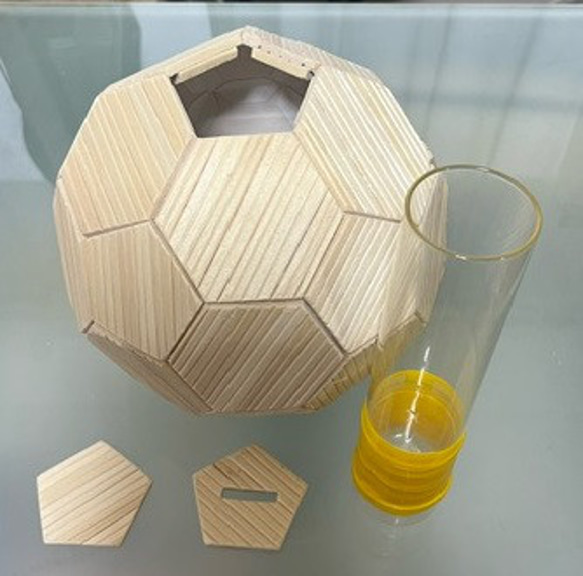 オブジェ、貯金箱、一輪挿し(サッカーボール切頂二十面体)木製 1枚目の画像