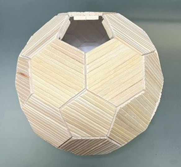 オブジェ、貯金箱、一輪挿し(サッカーボール切頂二十面体)木製 2枚目の画像