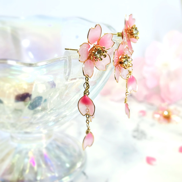 揺れる桜の耳飾り【選べるバックキャッチ】ピアス/イヤリング/金属アレルギー対応/春/sakura/人気/可愛い 2枚目の画像