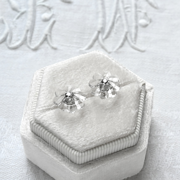 ヴィンテージガラスの透明な丸い花ピアス／ノンホールピアス［サージカルステンレス/チタン変更可能］ 6枚目の画像