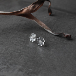 ヴィンテージガラスの透明な丸い花ピアス／ノンホールピアス［サージカルステンレス/チタン変更可能］ 14枚目の画像