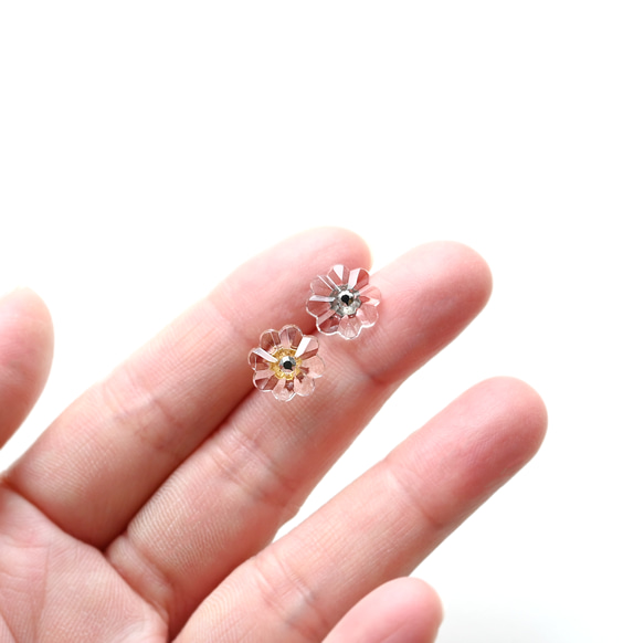 ヴィンテージガラスの透明な丸い花ピアス／ノンホールピアス［サージカルステンレス/チタン変更可能］ 5枚目の画像