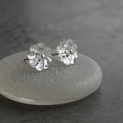 ヴィンテージガラスの透明な丸い花ピアス／ノンホールピアス［サージカルステンレス/チタン変更可能］ 2枚目の画像