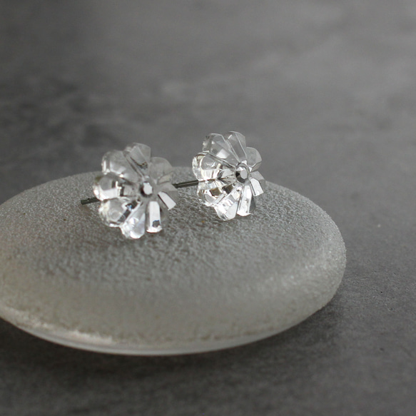 ヴィンテージガラスの透明な丸い花ピアス／ノンホールピアス［サージカルステンレス/チタン変更可能］ 2枚目の画像