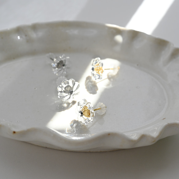 ヴィンテージガラスの透明な丸い花ピアス／ノンホールピアス［サージカルステンレス/チタン変更可能］ 15枚目の画像