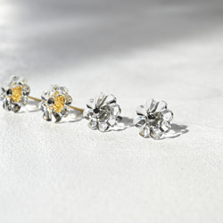 ヴィンテージガラスの透明な丸い花ピアス／ノンホールピアス［サージカルステンレス/チタン変更可能］ 7枚目の画像