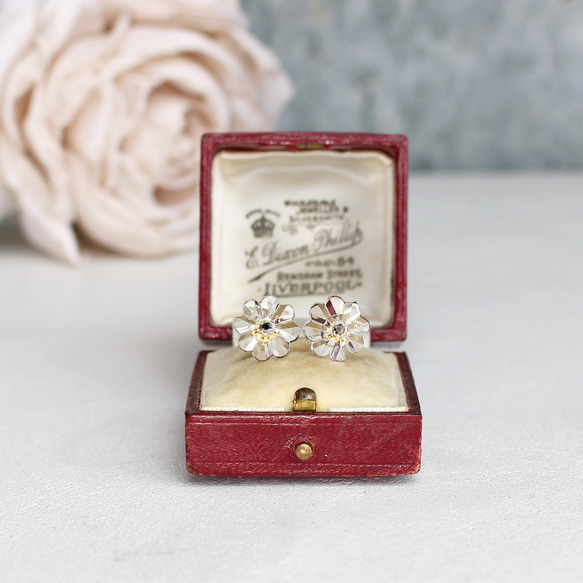 ヴィンテージガラスの透明な丸い花ピアス／ノンホールピアス［サージカルステンレス/チタン変更可能］ 13枚目の画像