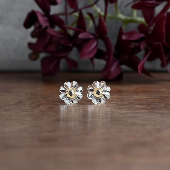 ヴィンテージガラスの透明な丸い花ピアス／ノンホールピアス［サージカルステンレス/チタン変更可能］ 1枚目の画像