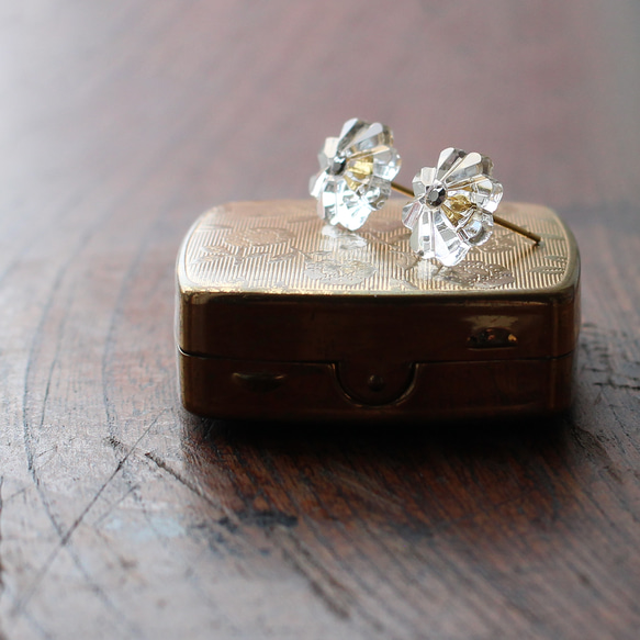 ヴィンテージガラスの透明な丸い花ピアス／ノンホールピアス［サージカルステンレス/チタン変更可能］ 9枚目の画像