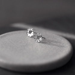 ヴィンテージガラスの透明な丸い花ピアス／ノンホールピアス［サージカルステンレス/チタン変更可能］ 4枚目の画像