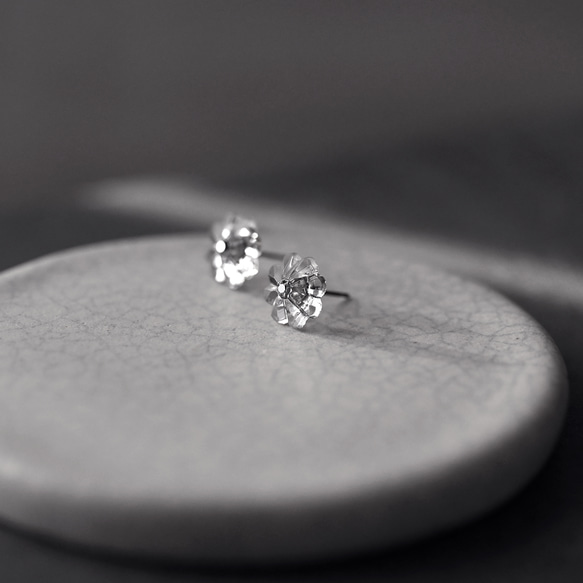 ヴィンテージガラスの透明な丸い花ピアス／ノンホールピアス［サージカルステンレス/チタン変更可能］ 4枚目の画像