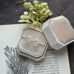 ヴィンテージガラスの透明な丸い花ピアス／ノンホールピアス［サージカルステンレス/チタン変更可能］ 11枚目の画像